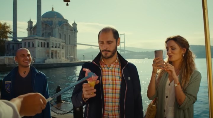 Turist Türkiye'de Saç Ektirirken Dondurma Yiyor